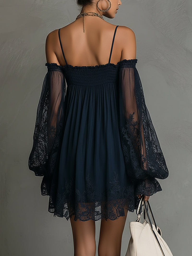 Noemi | Robe Mini en Chiffon Bleu Marine, Épaules Dénudées, Bordure en Dentelle et Manches Transparentes