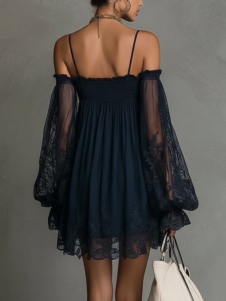 Noemi | Robe Mini en Chiffon Bleu Marine, Épaules Dénudées, Bordure en Dentelle et Manches Transparentes