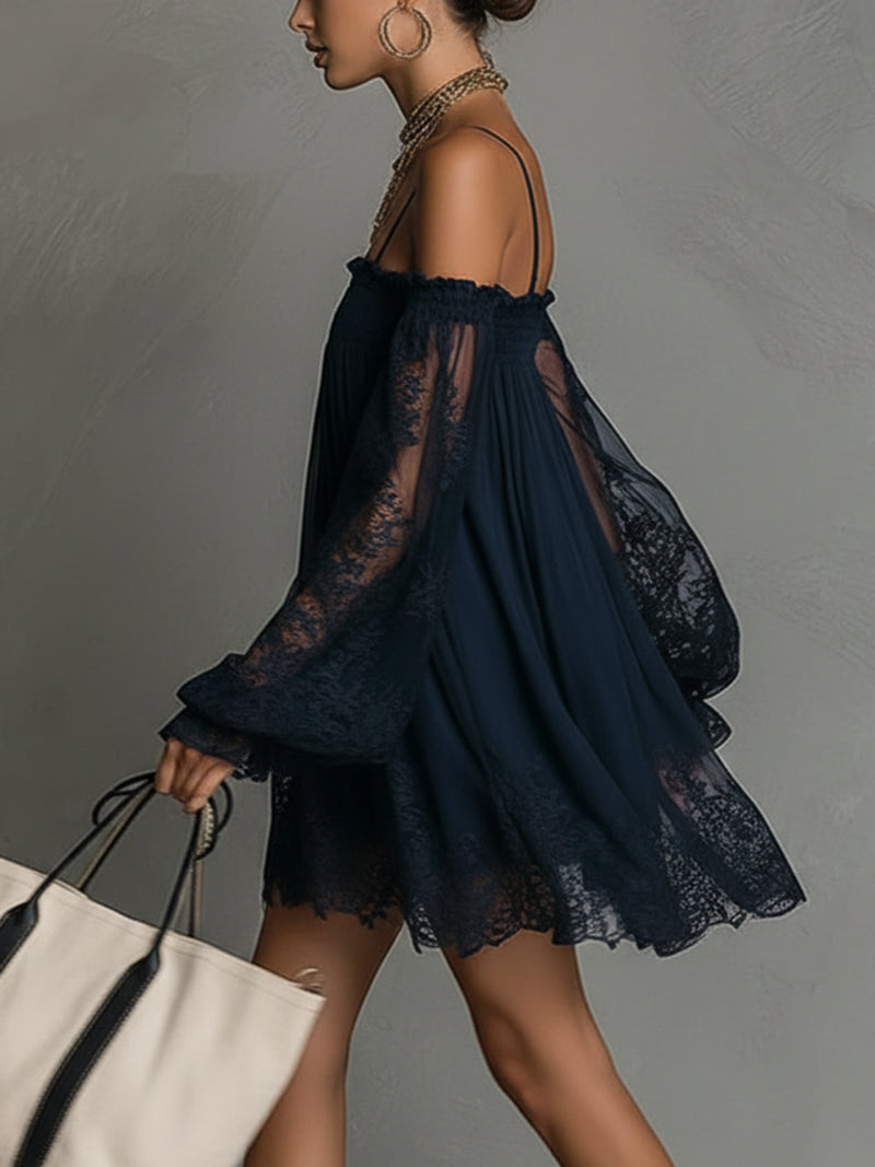 Noemi | Robe Mini en Chiffon Bleu Marine, Épaules Dénudées, Bordure en Dentelle et Manches Transparentes