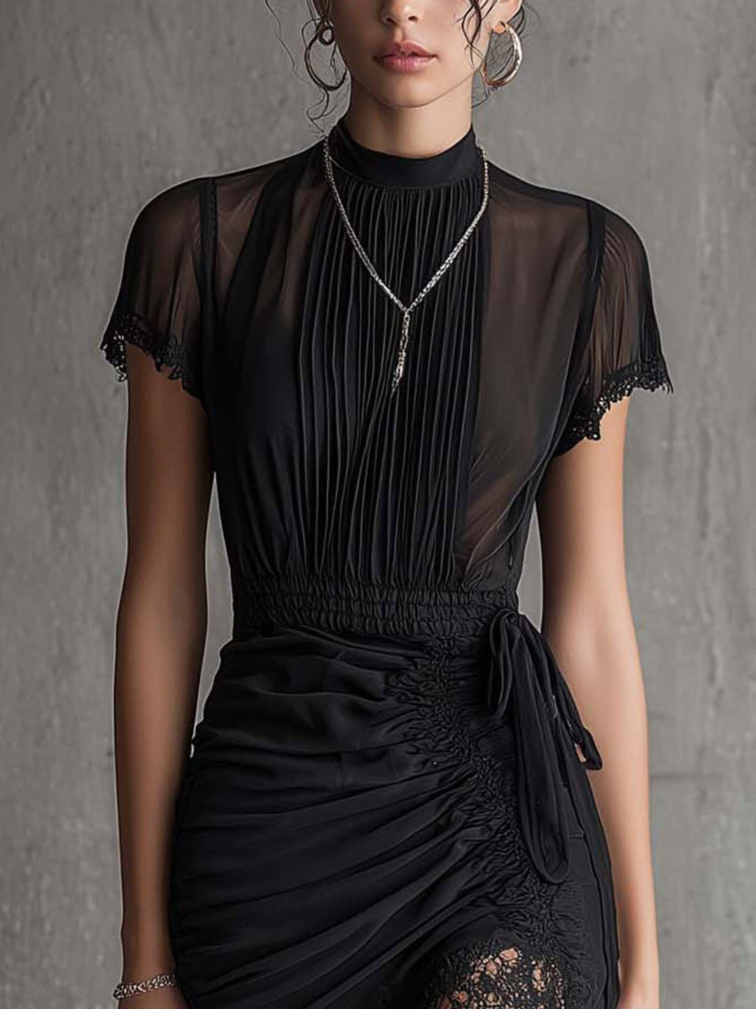 Robe Courte Noire en Mousseline, Taille Plissée, Bordée de Dentelle