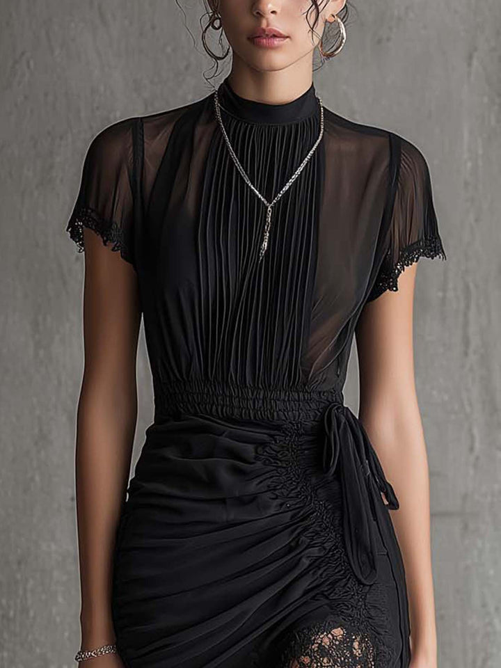 Robe Courte Noire en Mousseline, Taille Plissée, Bordée de Dentelle