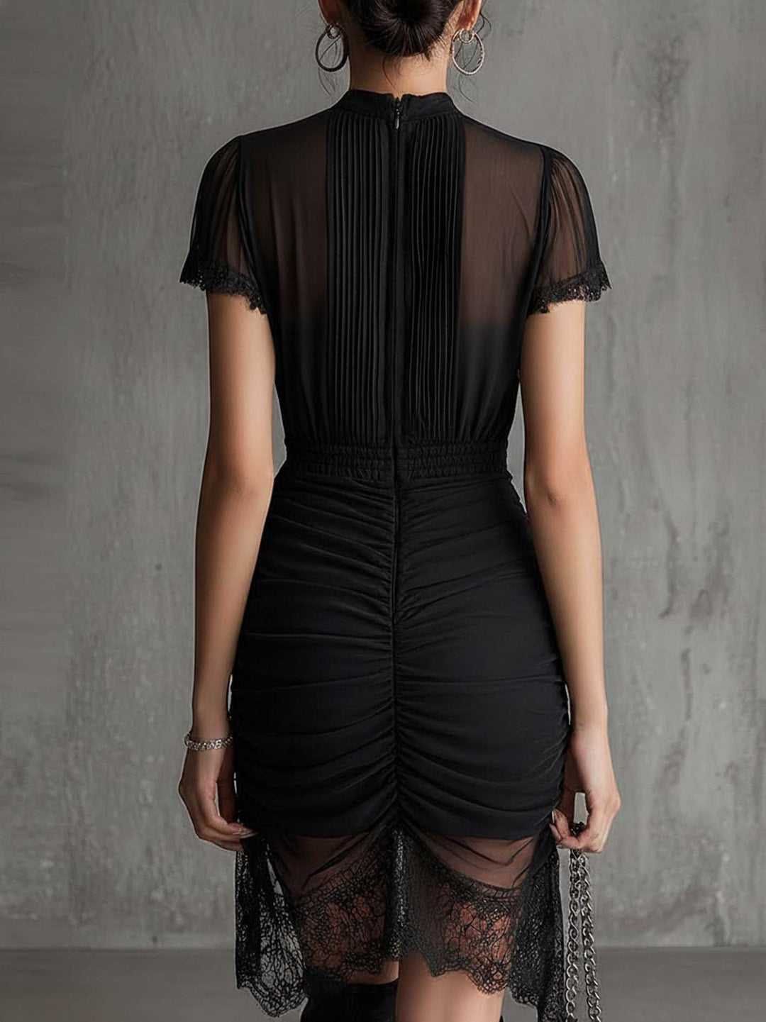 Robe Courte Noire en Mousseline, Taille Plissée, Bordée de Dentelle