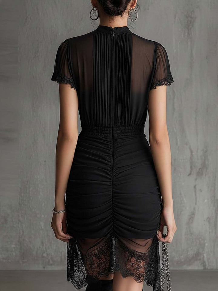 Robe Courte Noire en Mousseline, Taille Plissée, Bordée de Dentelle